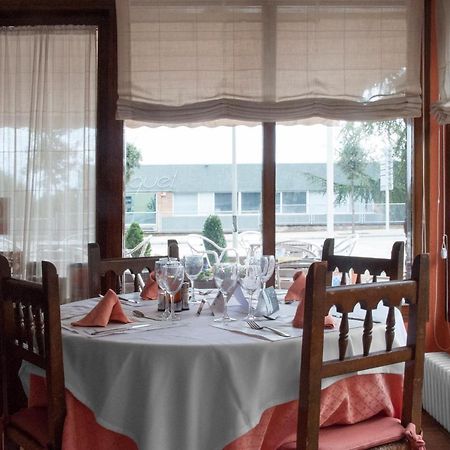 Hostal Montserrat Tona Bagian luar foto