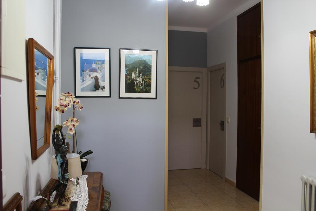 Hostal Montserrat Tona Bagian luar foto