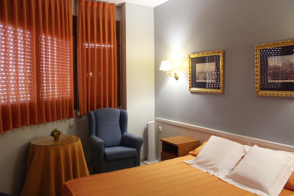Hostal Montserrat Tona Bagian luar foto