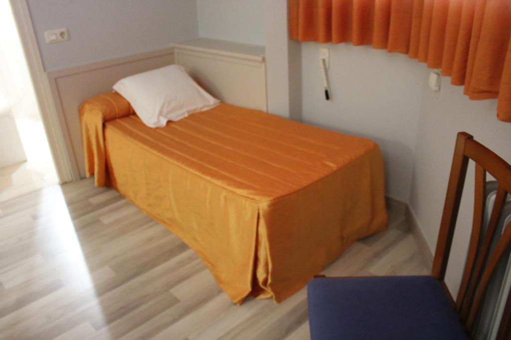 Hostal Montserrat Tona Bagian luar foto