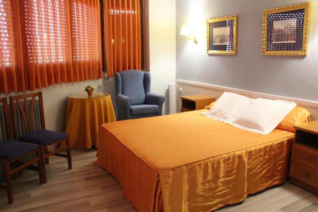Hostal Montserrat Tona Bagian luar foto