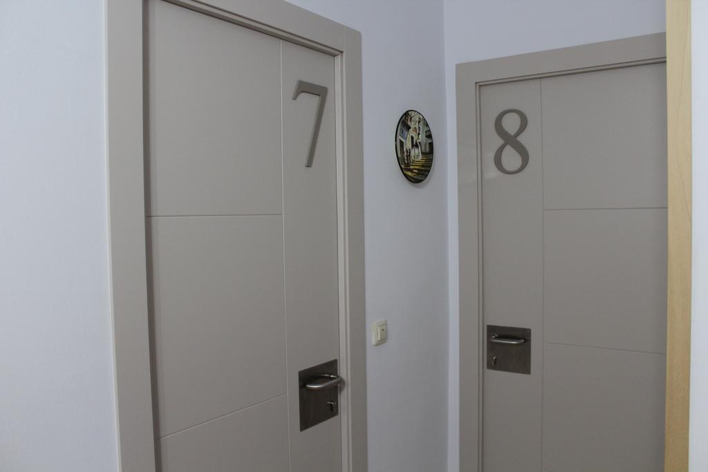 Hostal Montserrat Tona Bagian luar foto