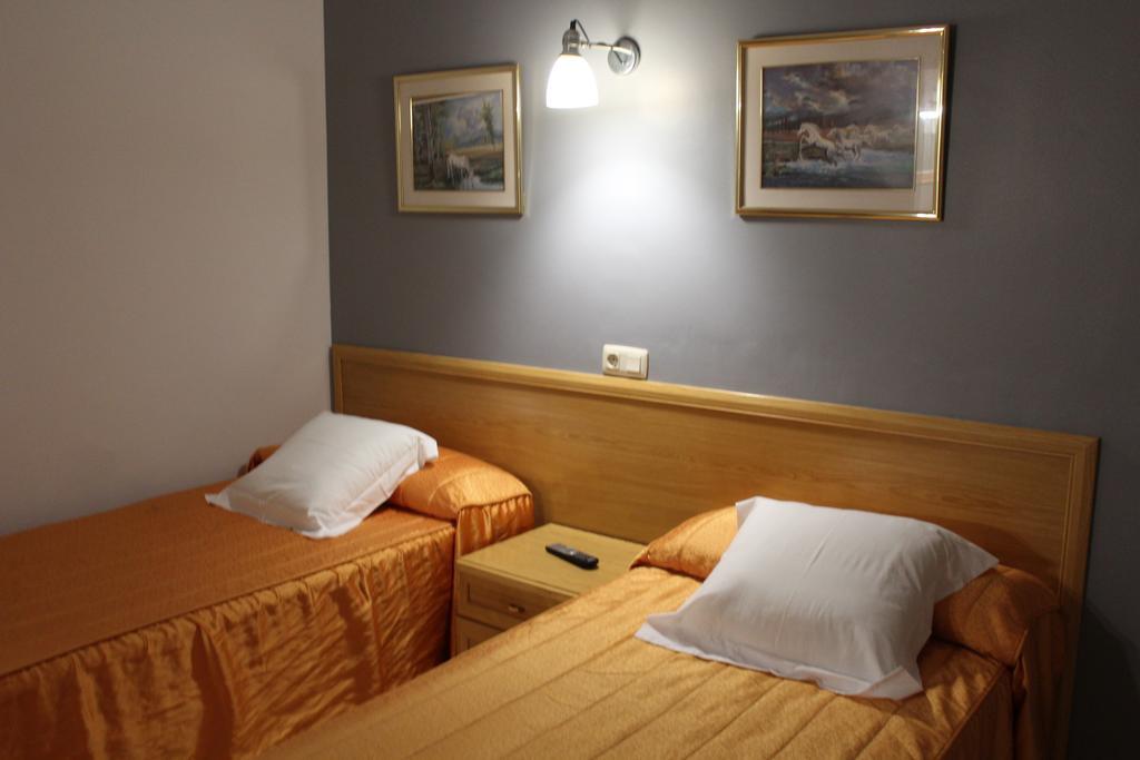 Hostal Montserrat Tona Bagian luar foto