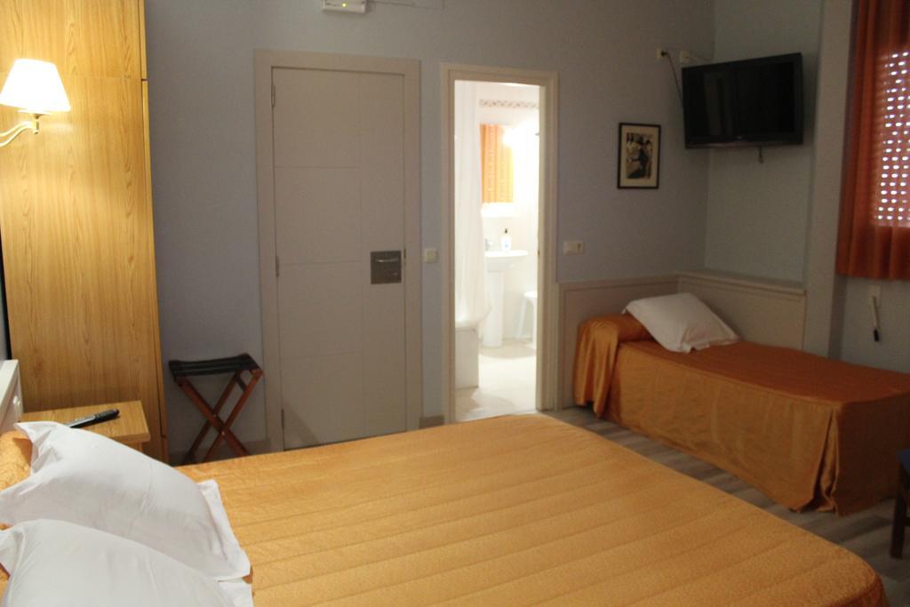 Hostal Montserrat Tona Bagian luar foto