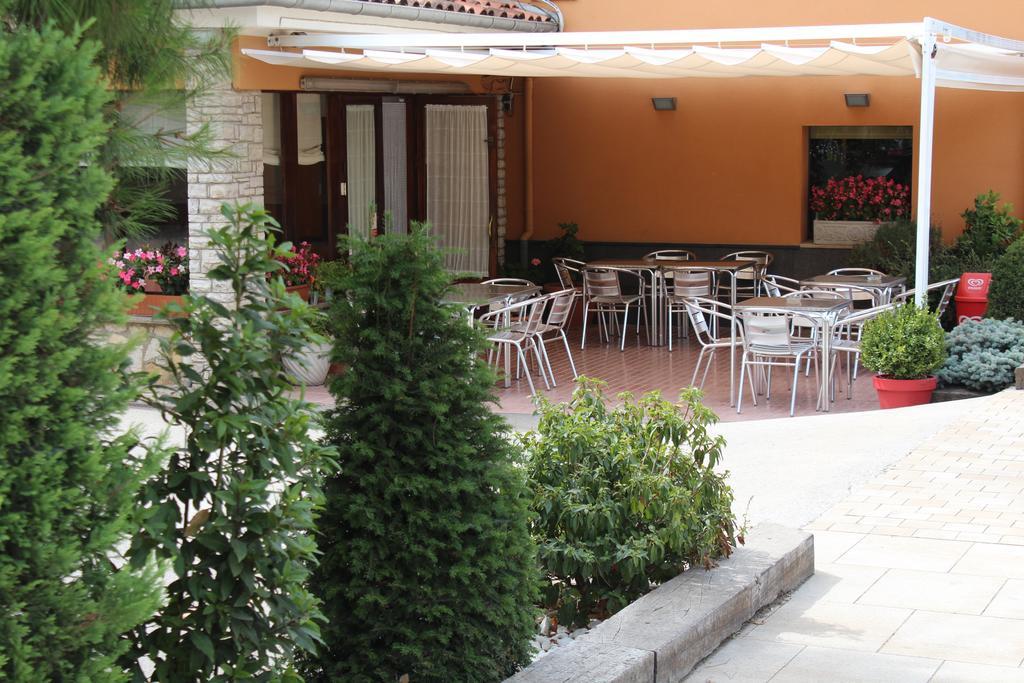 Hostal Montserrat Tona Bagian luar foto