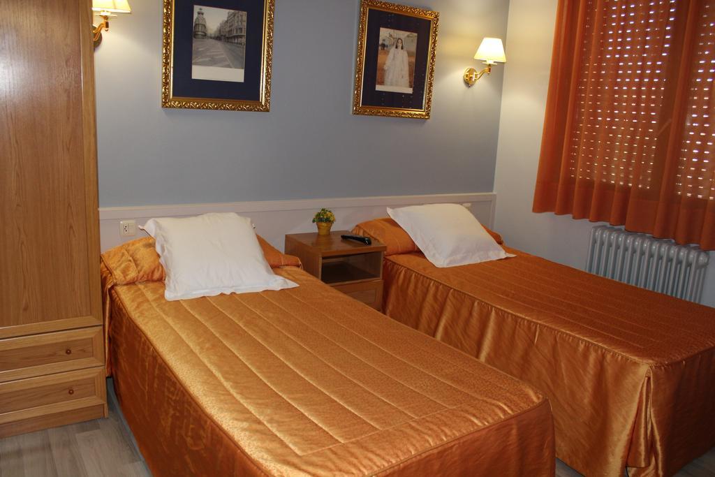 Hostal Montserrat Tona Bagian luar foto