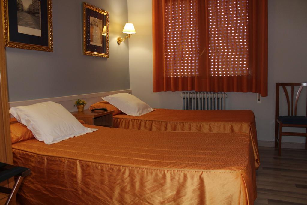 Hostal Montserrat Tona Bagian luar foto