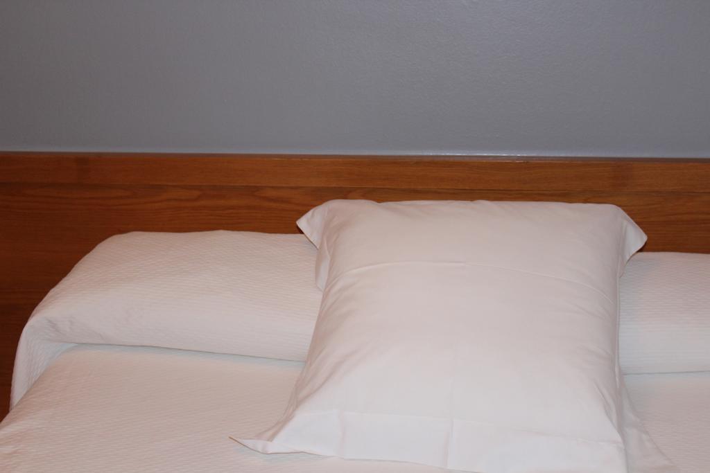 Hostal Montserrat Tona Bagian luar foto