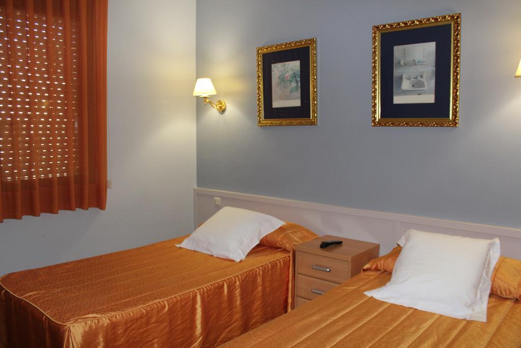 Hostal Montserrat Tona Bagian luar foto