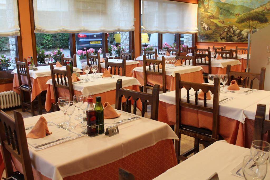 Hostal Montserrat Tona Bagian luar foto
