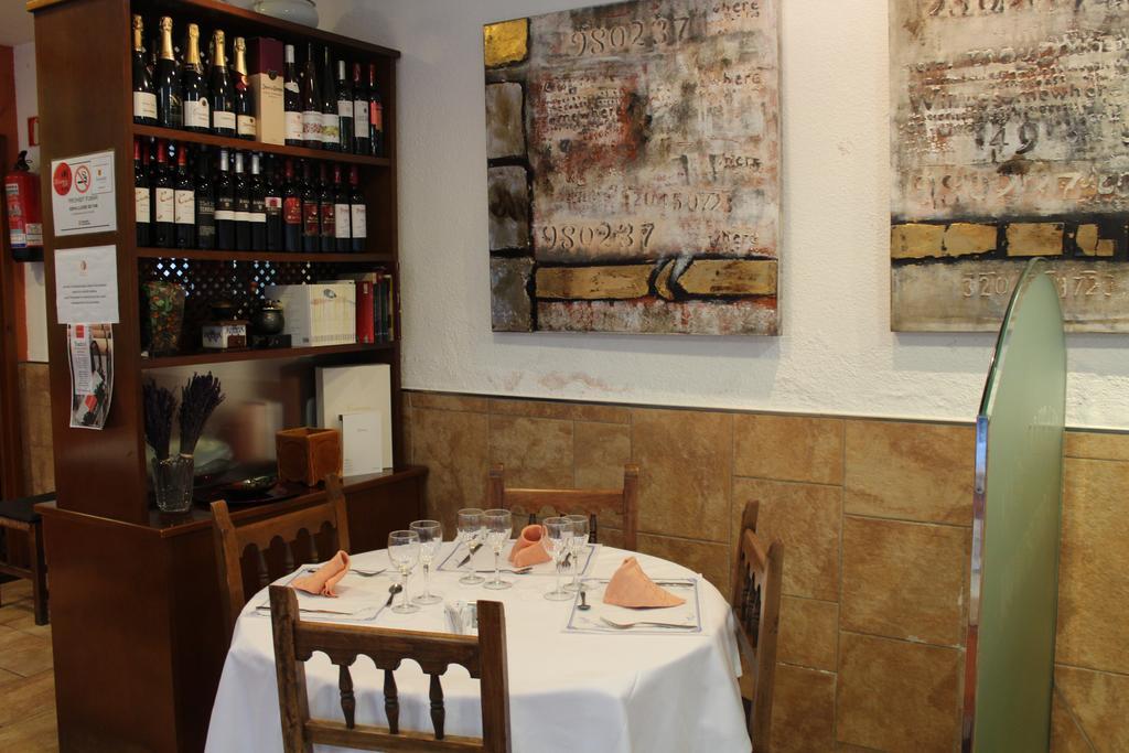 Hostal Montserrat Tona Bagian luar foto