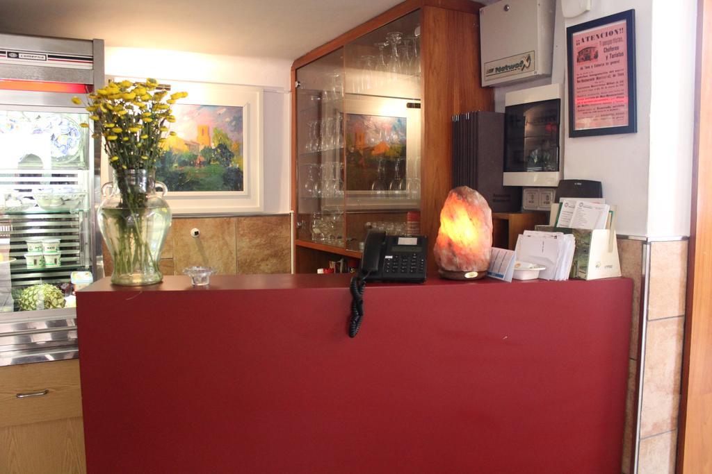Hostal Montserrat Tona Bagian luar foto