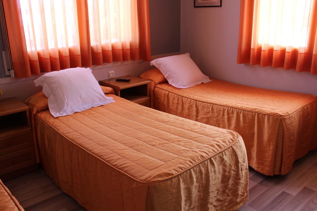 Hostal Montserrat Tona Bagian luar foto