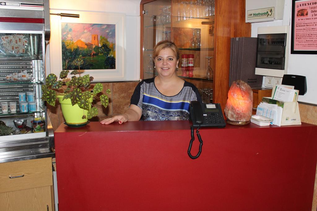 Hostal Montserrat Tona Bagian luar foto