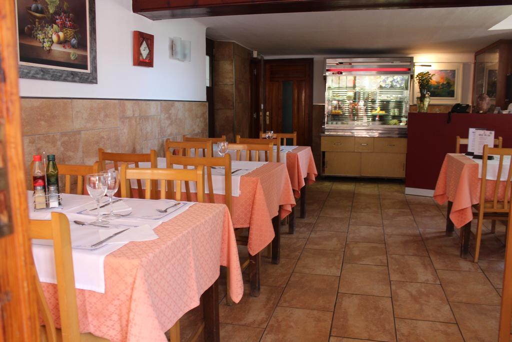 Hostal Montserrat Tona Bagian luar foto