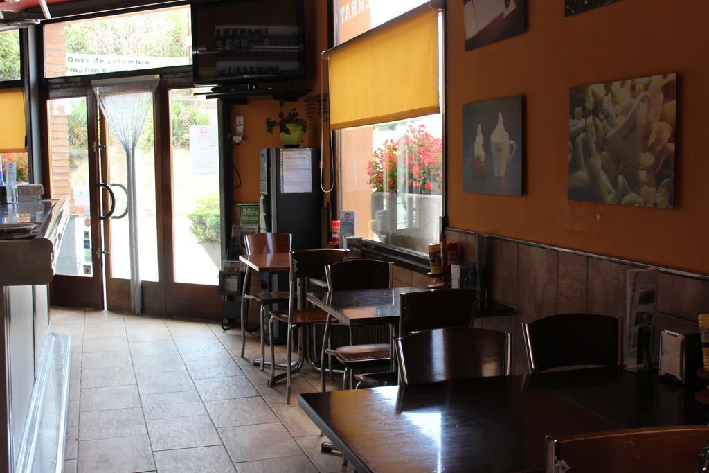 Hostal Montserrat Tona Bagian luar foto