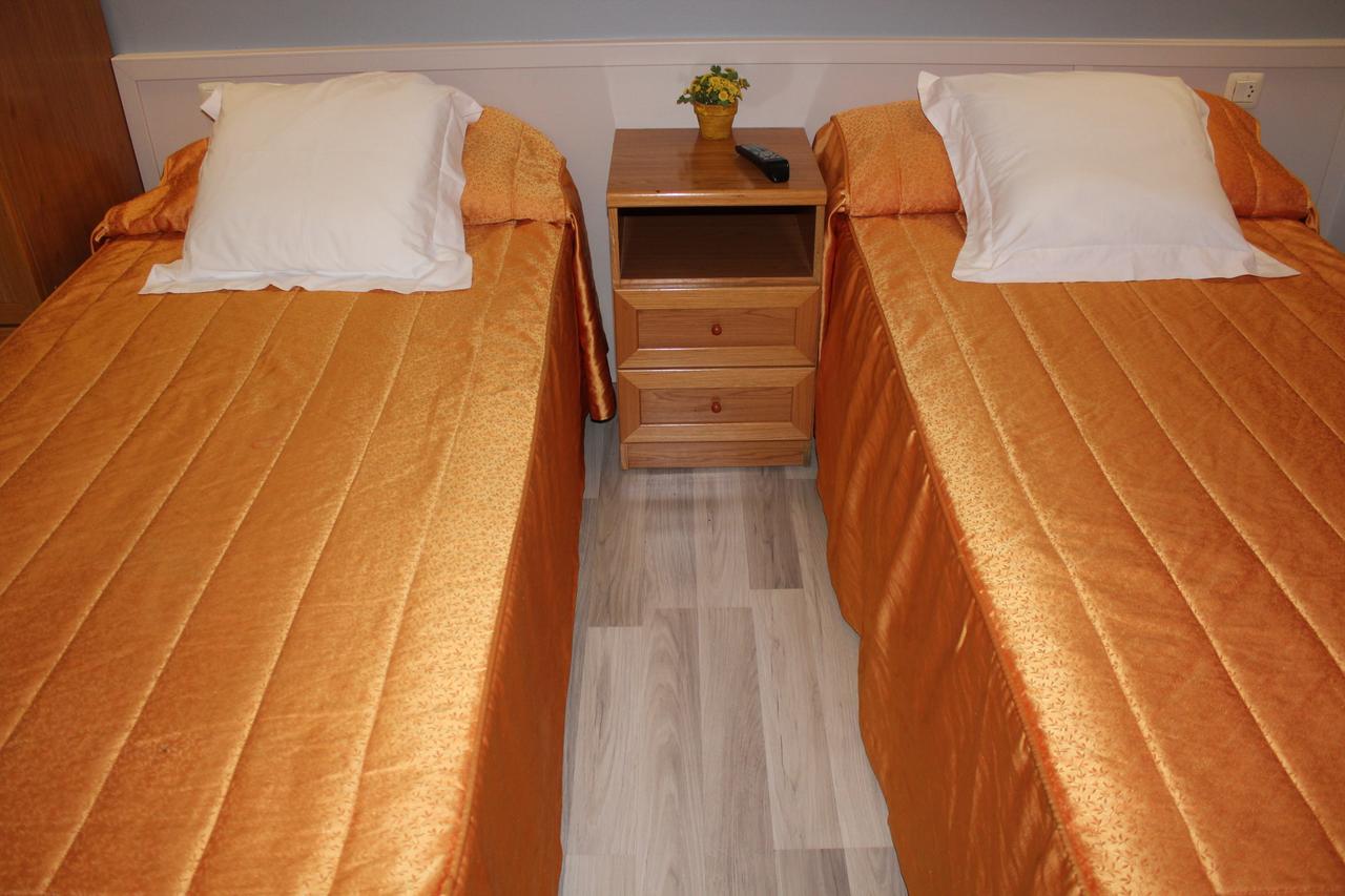 Hostal Montserrat Tona Bagian luar foto