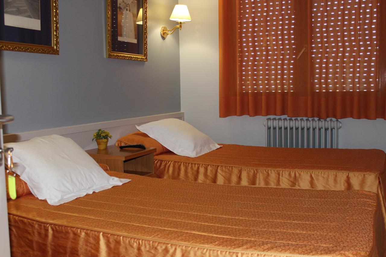Hostal Montserrat Tona Bagian luar foto