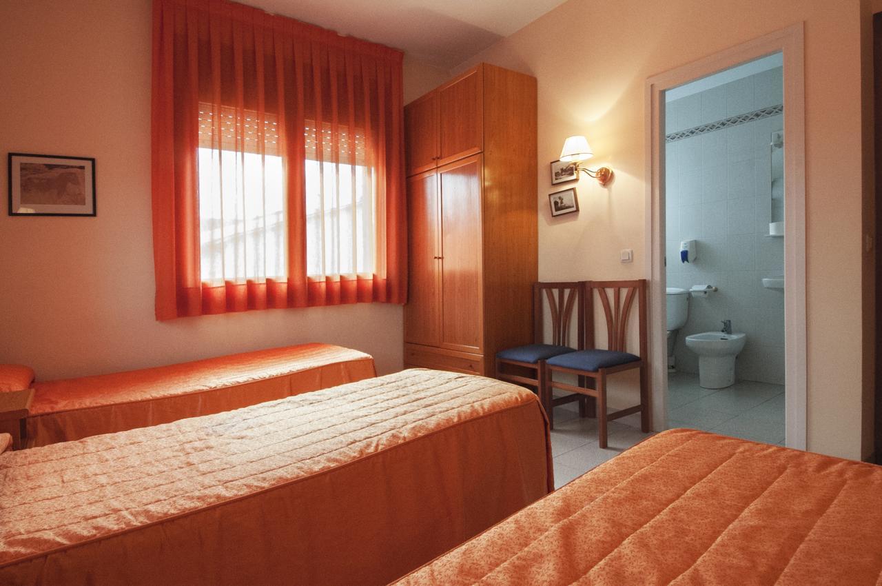 Hostal Montserrat Tona Bagian luar foto
