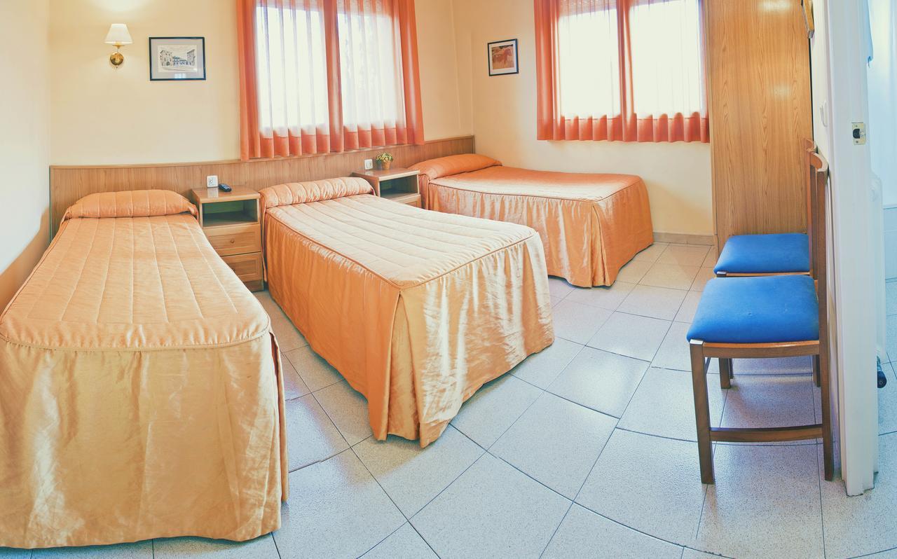 Hostal Montserrat Tona Bagian luar foto