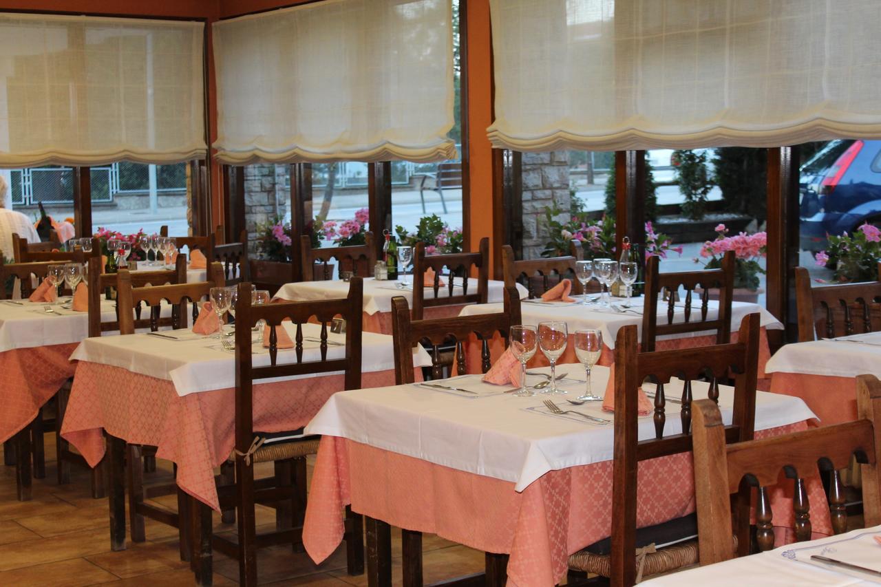 Hostal Montserrat Tona Bagian luar foto