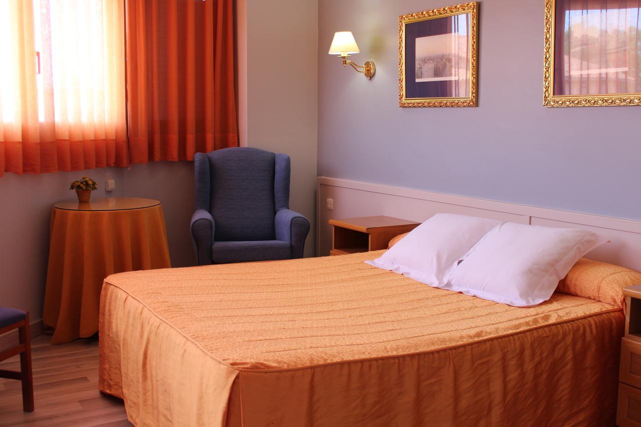 Hostal Montserrat Tona Bagian luar foto