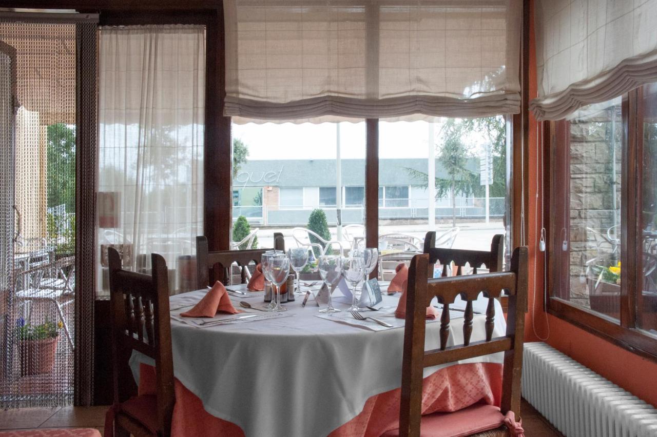 Hostal Montserrat Tona Bagian luar foto