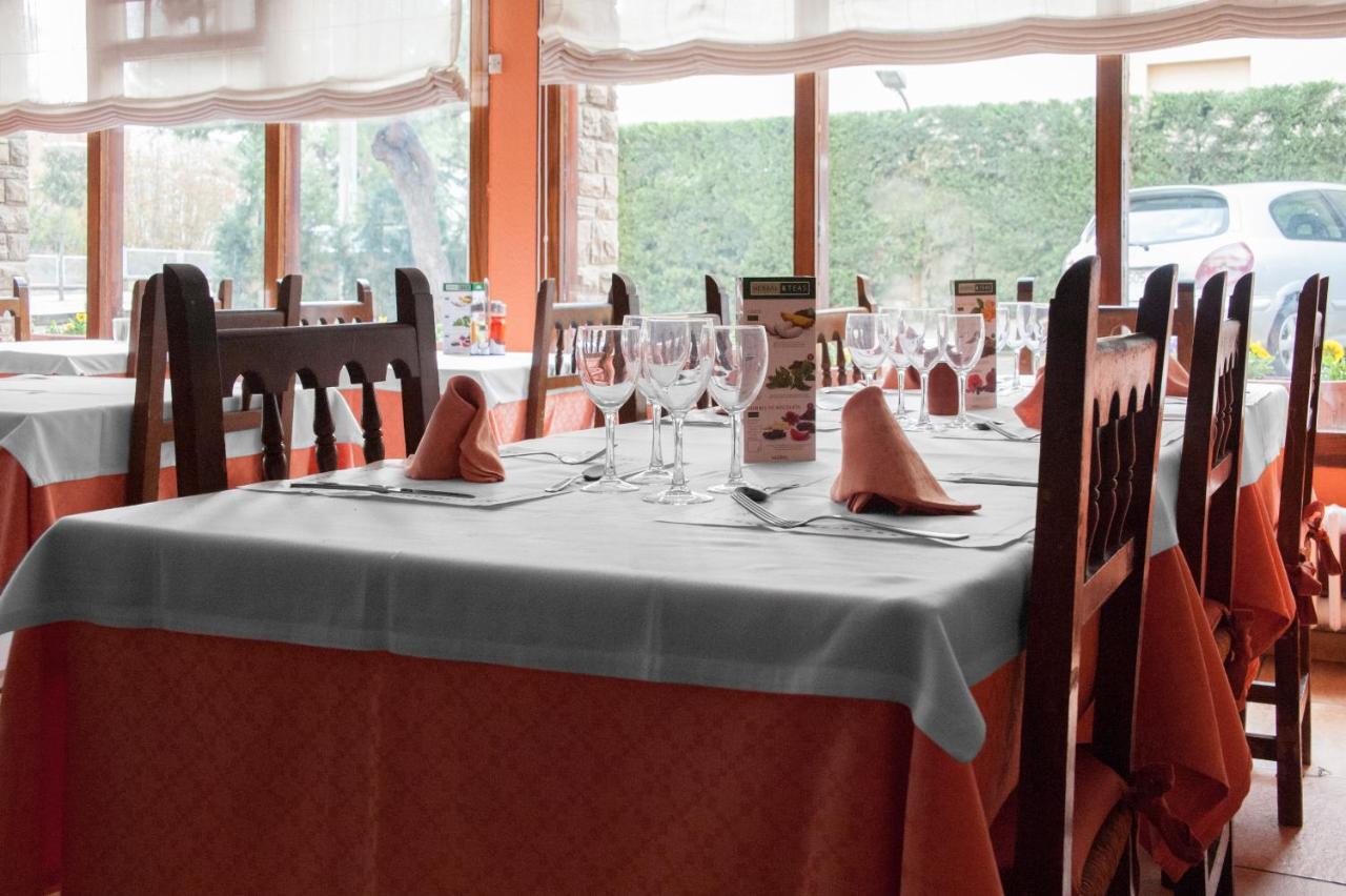 Hostal Montserrat Tona Bagian luar foto